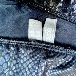 Snakeskin print black leggings. Size US 10